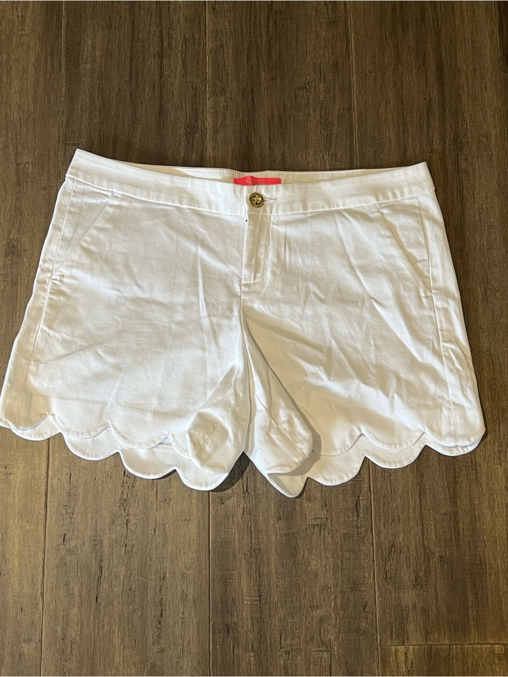Women’s white scalloped 5 inch Lilly Pulitzer shorts sz 10